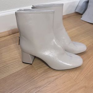 Light Grey boots. Size zipper. Size 9.